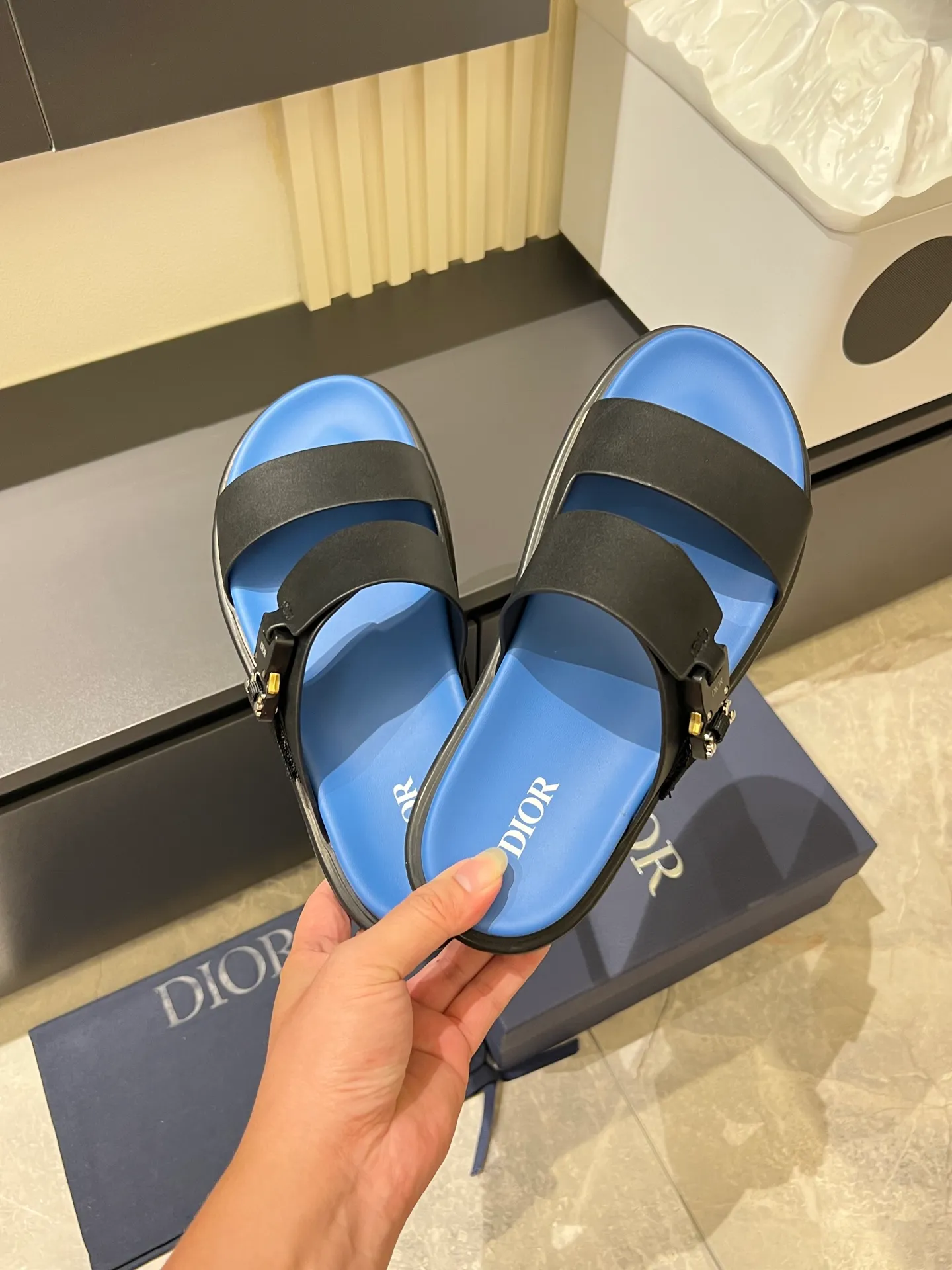 Men's Men's Shoes 💰p320 Dio* Men's Sandals Slippers. Showcasing Dior haute couture design. The Dior gray suede strap is accented with an aluminum Dior buckle for added style. Paired with a comfortable tonal notch sole, they pair easily with shorts or jeans for a sophisticated look. Main body: suede cow leather, technical fabric lining: cow leather, with adjustable straps, aluminum Dior buckle, Dior gray EVA insole, tonal notched rubber outsole splicing structure, size: 38-44 (customized at 45.46)